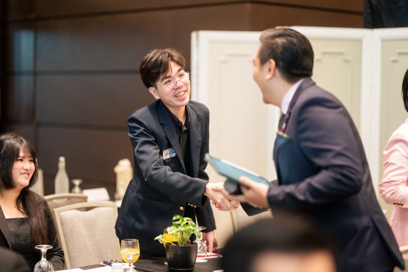 Audience applause at a BNI member event